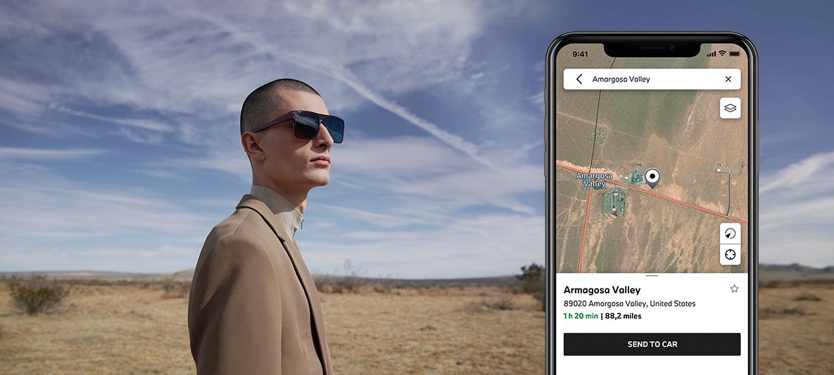 Planifier des trajets dans l’App My BMW et les envoyer au véhicule, un homme dans le désert