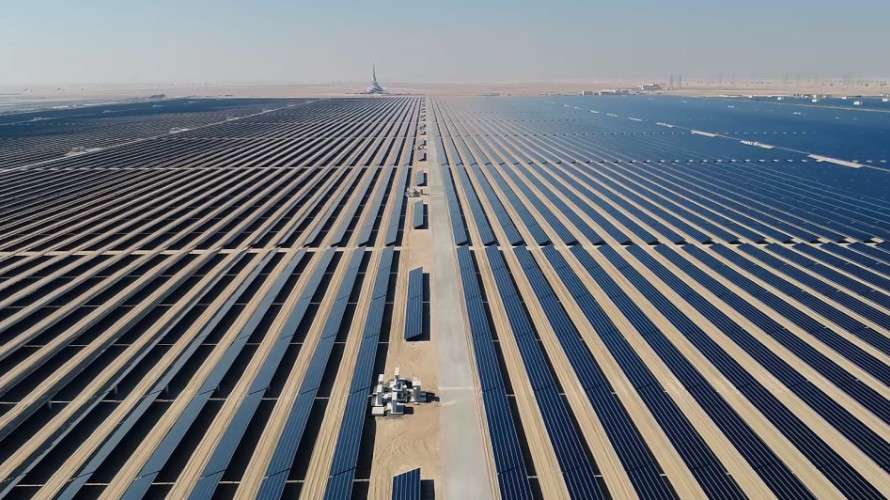 Dans le désert des Émirats, BMW Group se fournit en aluminium produit à partir d'énergie solaire.