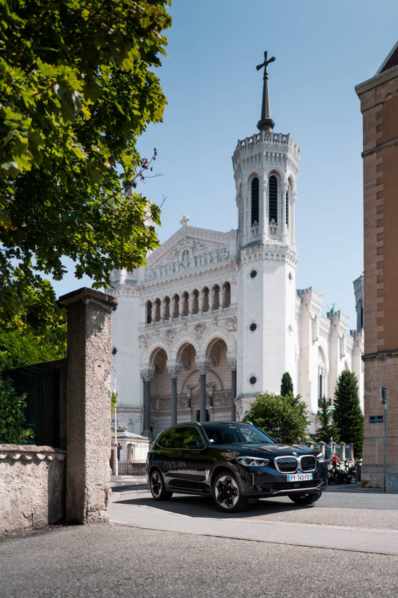 La BMW IX3 à Fourvière